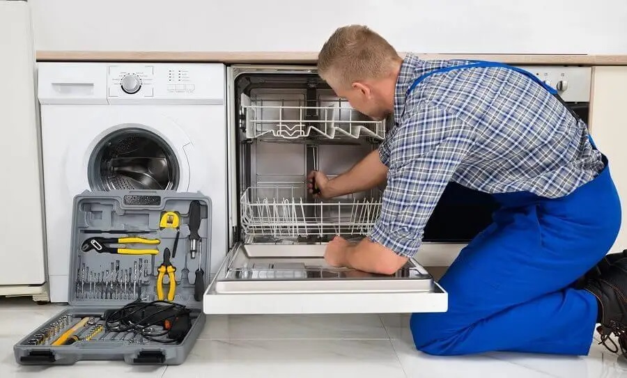 Akyazı Maytag servisi teknisyen ekibi beyaz eşya tamiri yaparken